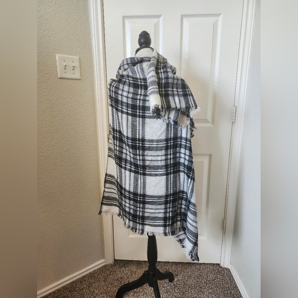 Plaid Black and White Blanket Style Scraf Wrap - Picture 1 of 6